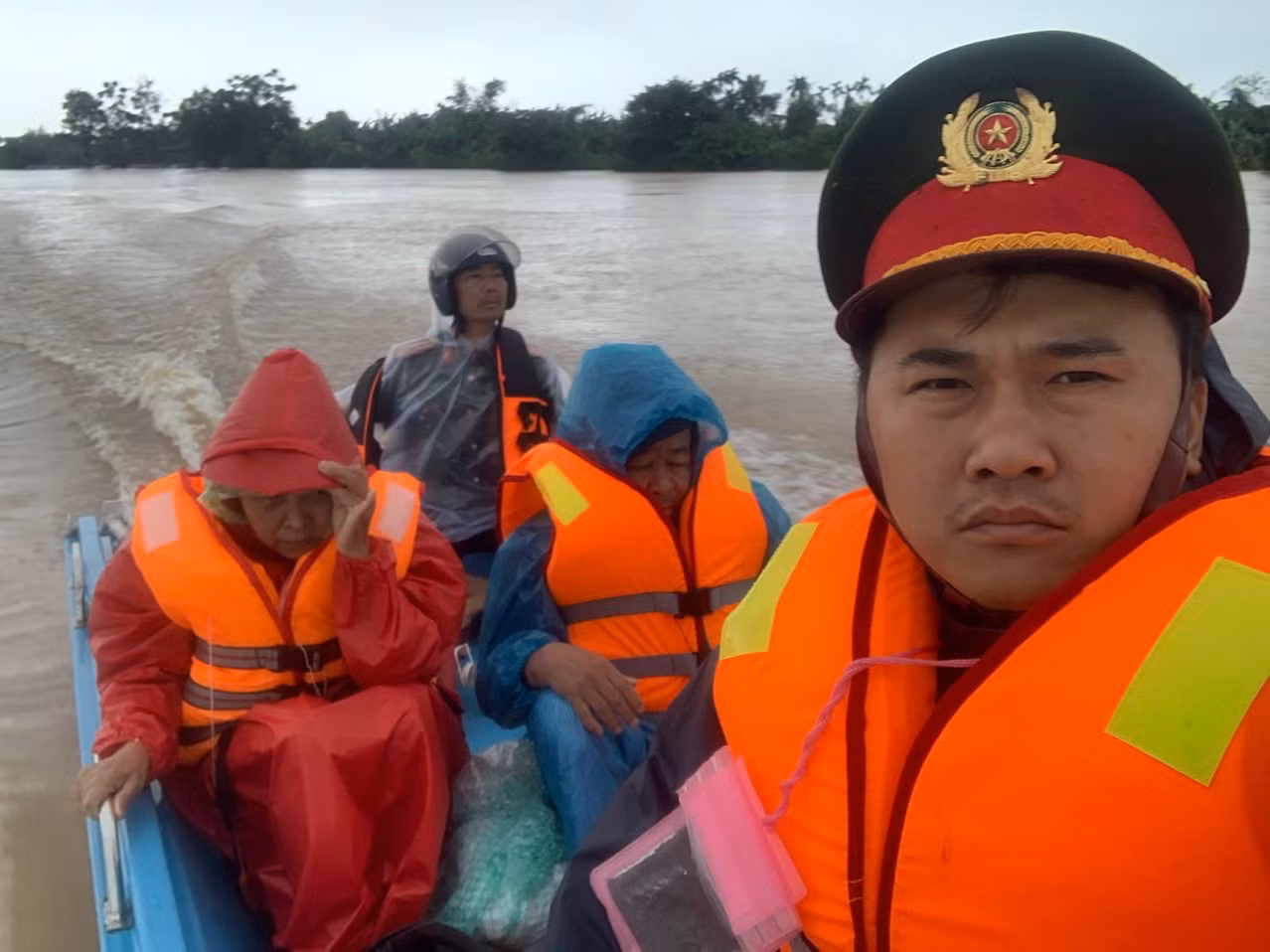 Công an xã dầm mình trong mưa lũ cứu nhiều người dân thoát nạn -0