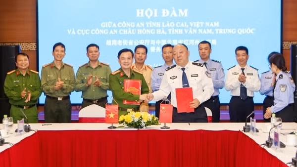 Công an tỉnh Lào Cai hội đàm với Cục Công an châu Hồng Hà (Trung Quốc)