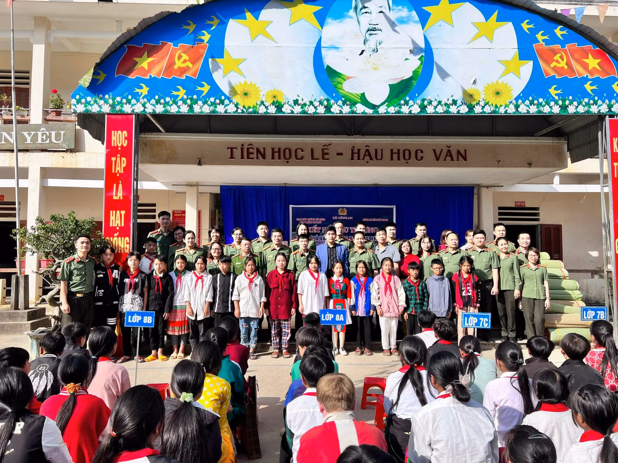 Cục Pháp chế và cải cách hành chính, tư pháp trao quà và tặng học bổng trị giá 100 triệu đồng tại Hà Giang -0