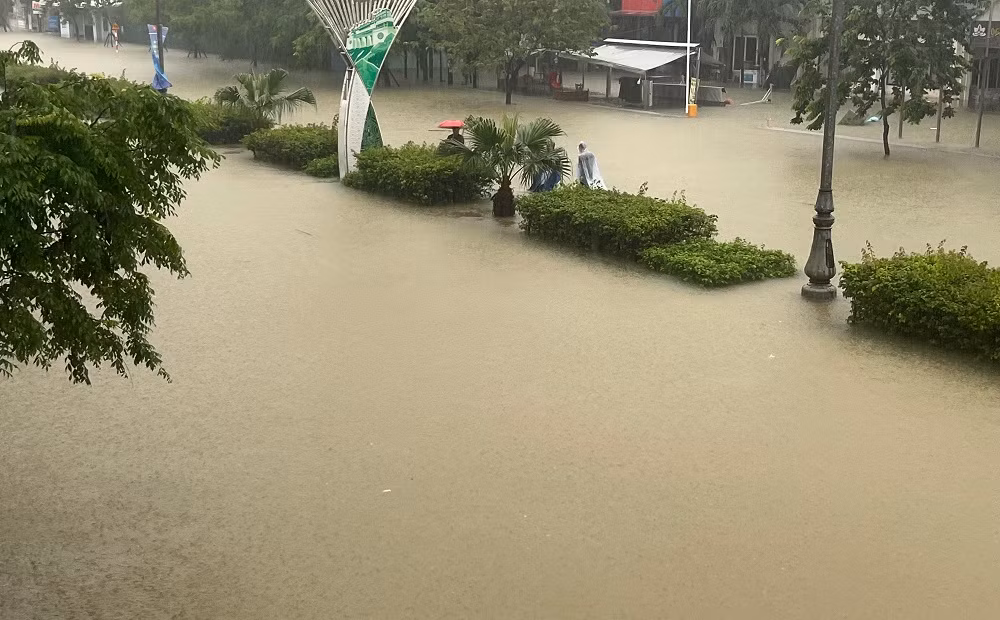 Nước lũ lên bất ngờ, cả trăm tuyến phố thành sông, học sinh toàn tỉnh nghỉ học -0