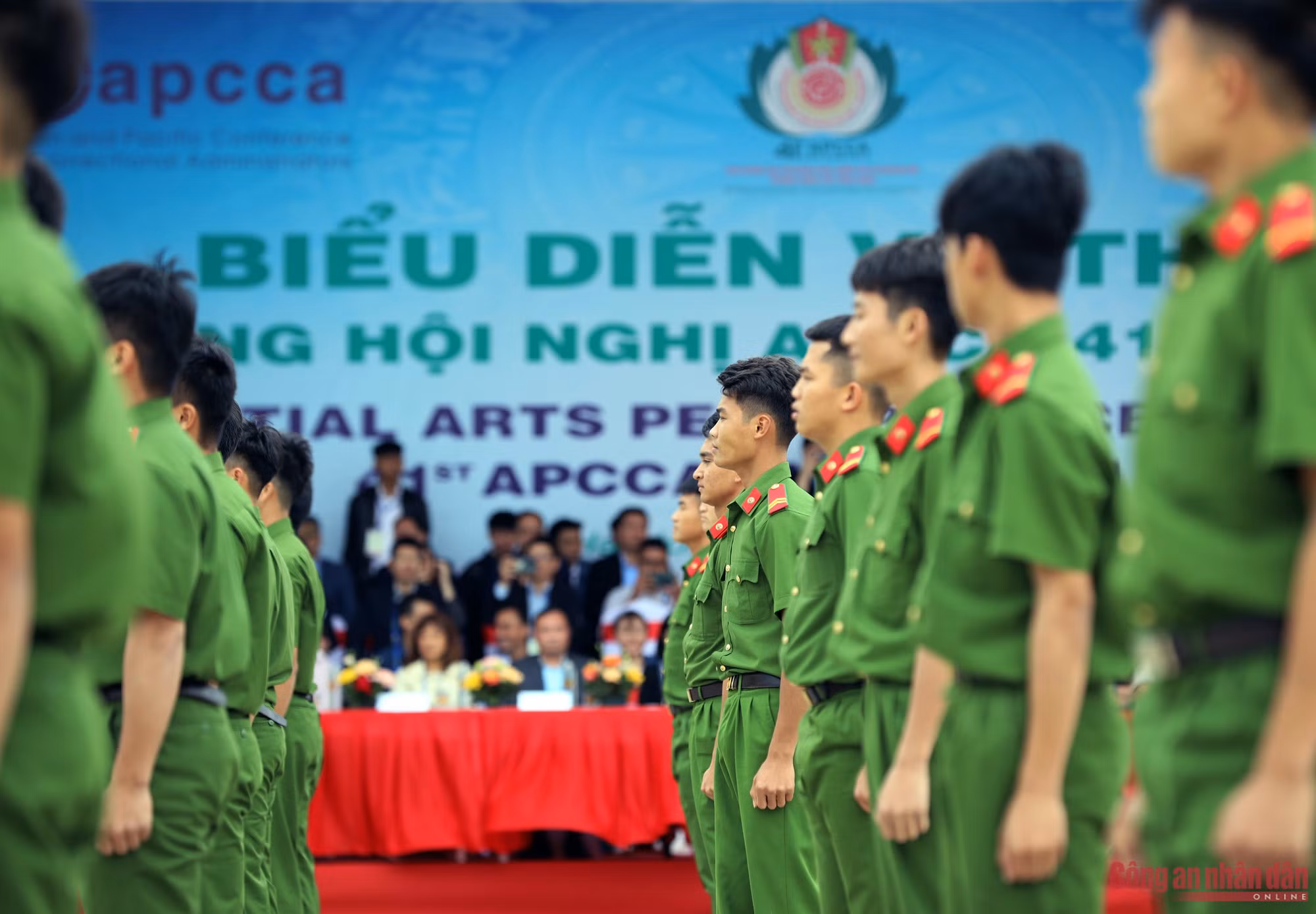Đại biểu APCCA 41 xem Cảnh sát Việt Nam trình diễn võ thuật, khí công đặc sắc -0