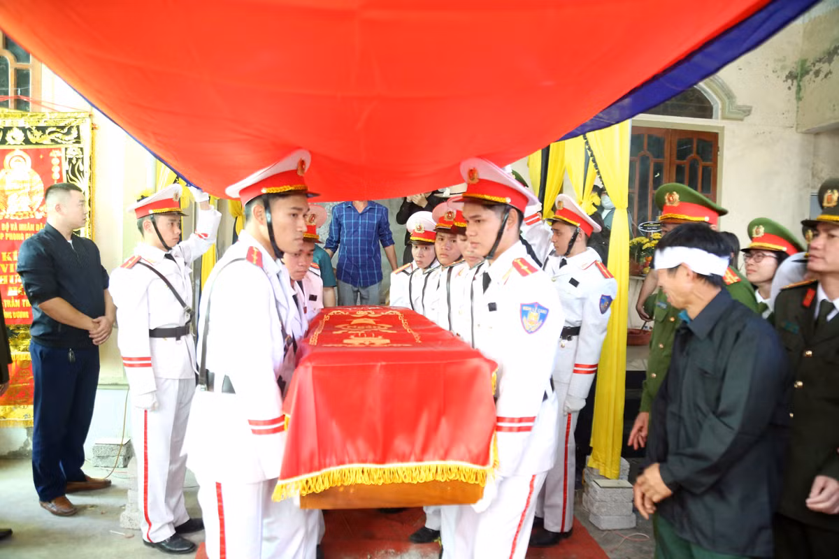 Giây phút đồng đội, nhân dân bịn rịn đưa tiễn Đại úy Trần Trung Hiếu về nơi an nghỉ -0