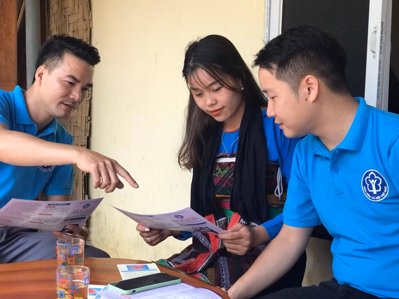 can bo bhxh toi tung thon, ban tuyen truyen bhxh tu nguyen, bhyt hgd toi nguoi dan.jpg -1