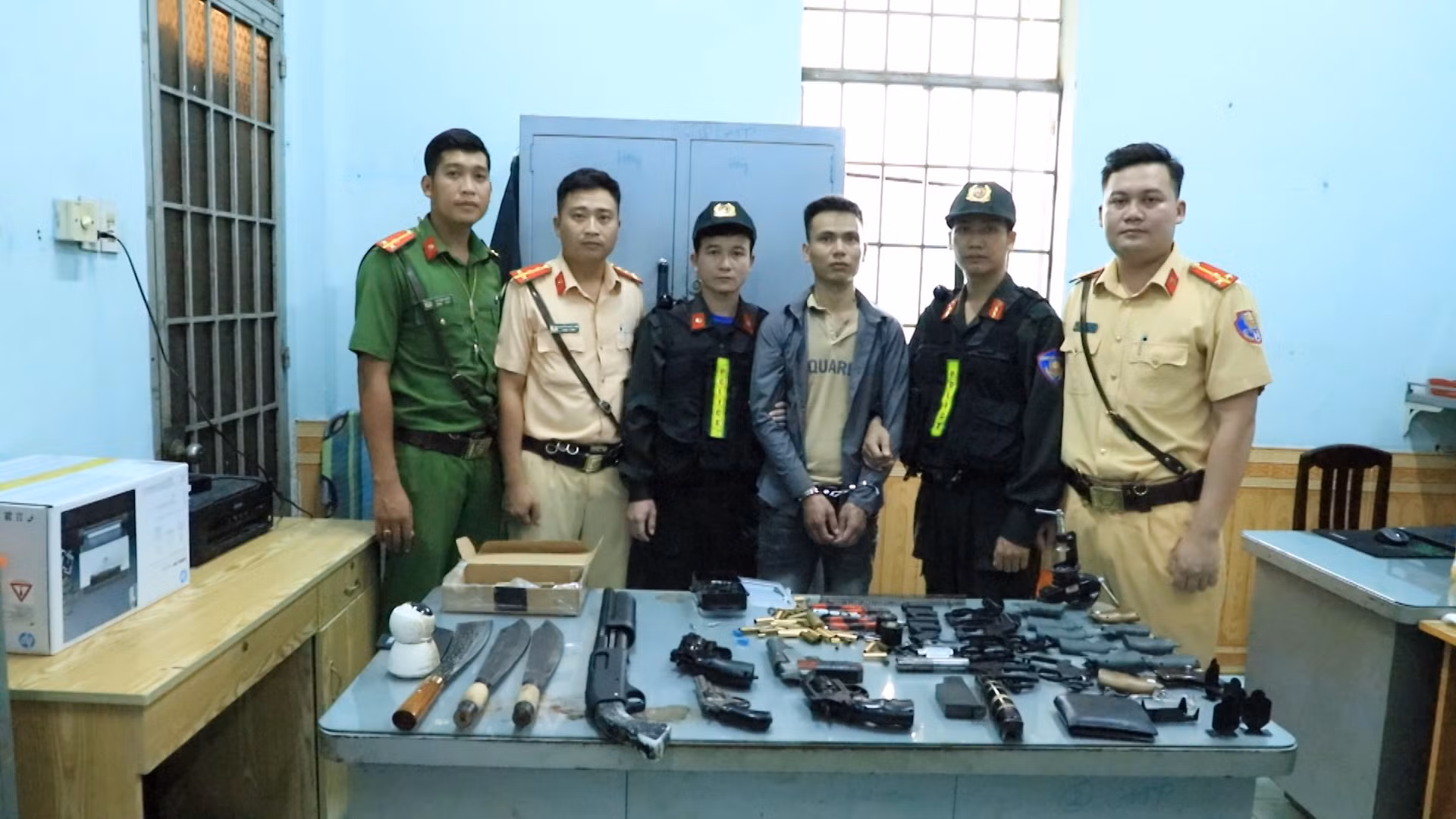 Bắt đối tượng cùng 5 khẩu súng và nhiều loại đạn -0