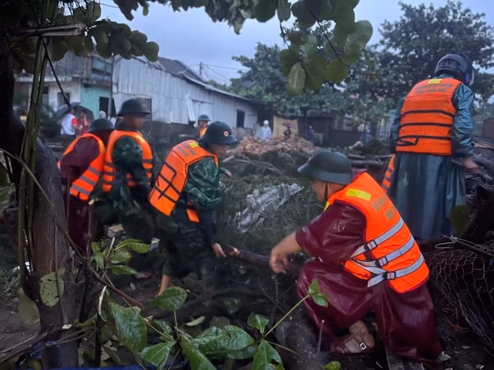 Nước lũ lên bất ngờ, cả trăm tuyến phố thành sông, học sinh toàn tỉnh nghỉ học -0