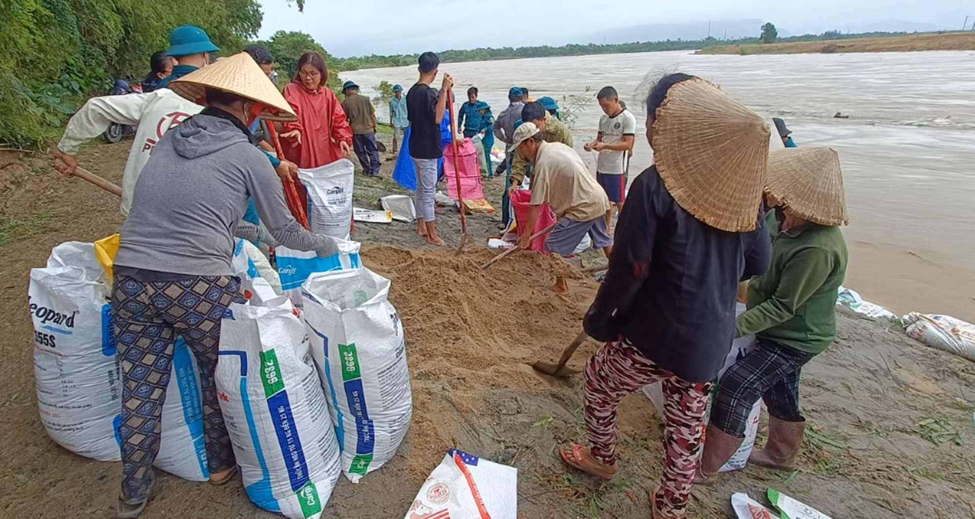 Hàng trăm người đội mưa “vá” sạt lở bờ sông Vu Gia -0