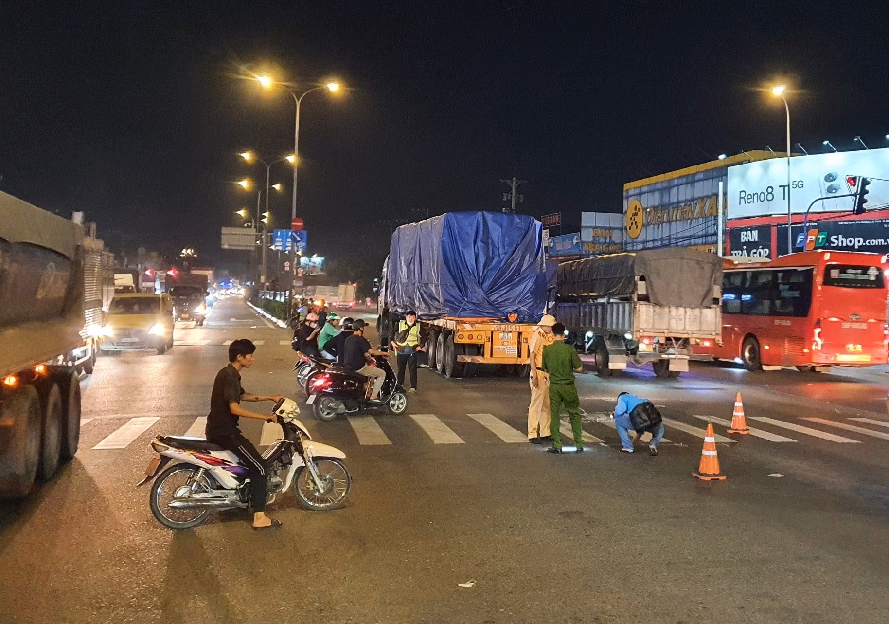 Điều khiển xe máy băng ngang đường bị xe đầu kéo cuốn vào gầm -0