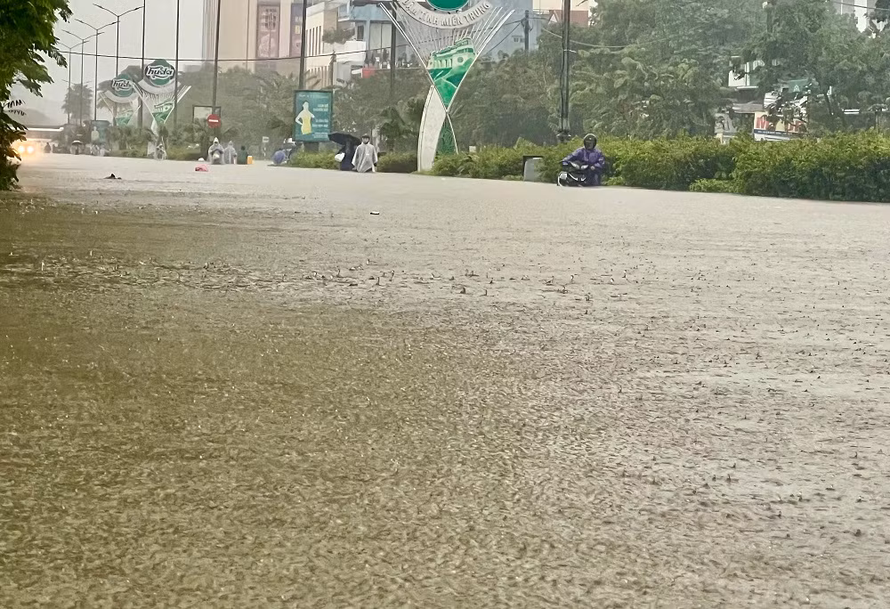Nước lũ lên bất ngờ, cả trăm tuyến phố thành sông, học sinh toàn tỉnh nghỉ học -0