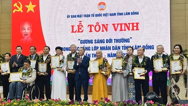 Tôn vinh 93 “Gương sáng đời thường”