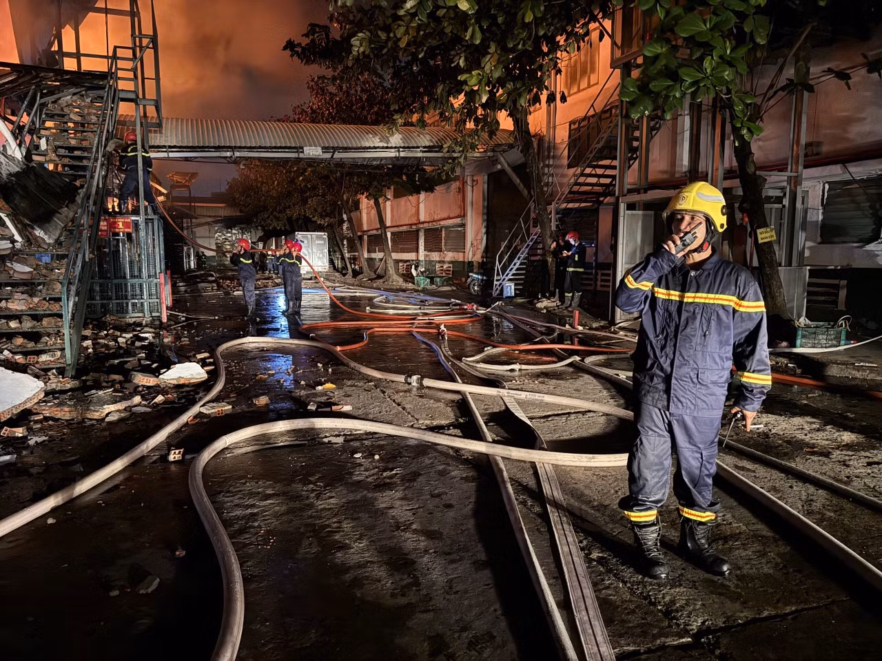 Đang dập đám cháy tại kho chứa hàng rộng hơn 4.000m2 -0