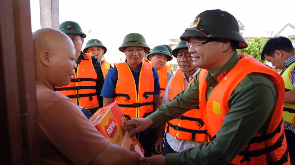 Thăm và tặng quà người dân vùng ngập lũ nặng -0