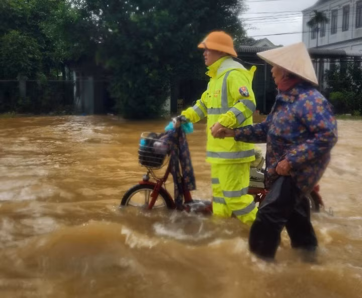 Công an xã dầm mình trong mưa lũ cứu nhiều người dân thoát nạn -0