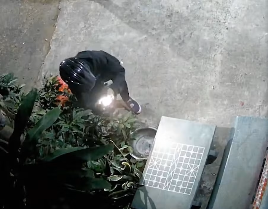 Truy xét 3 đối tượng xịt sơn quảng cáo trang web cờ bạc lên hàng chục ghế đá -0