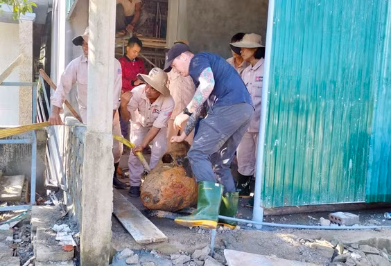Phát hiện quả bom 340 kg khi đào móng tại một nhà dân -0