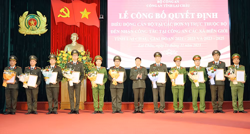 Tiếp nhận 22 cán bộ trực thuộc Bộ Công an tăng cường Công an xã biên giới -0