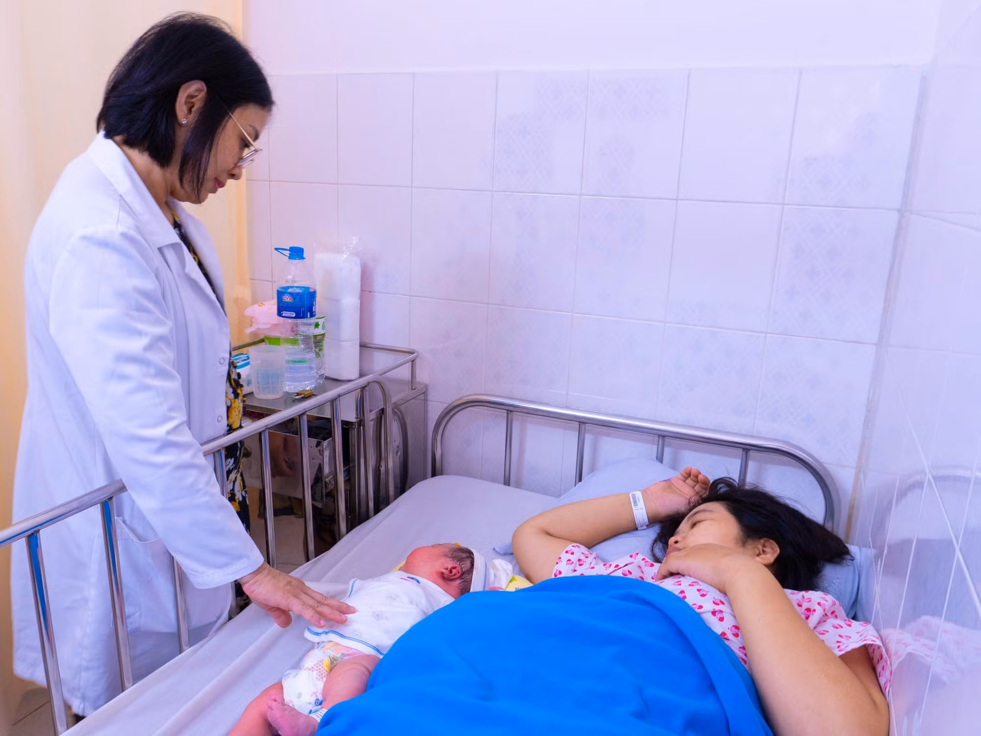 Sản phụ sinh “mèo vàng khổng lồ” hơn 6kg -0