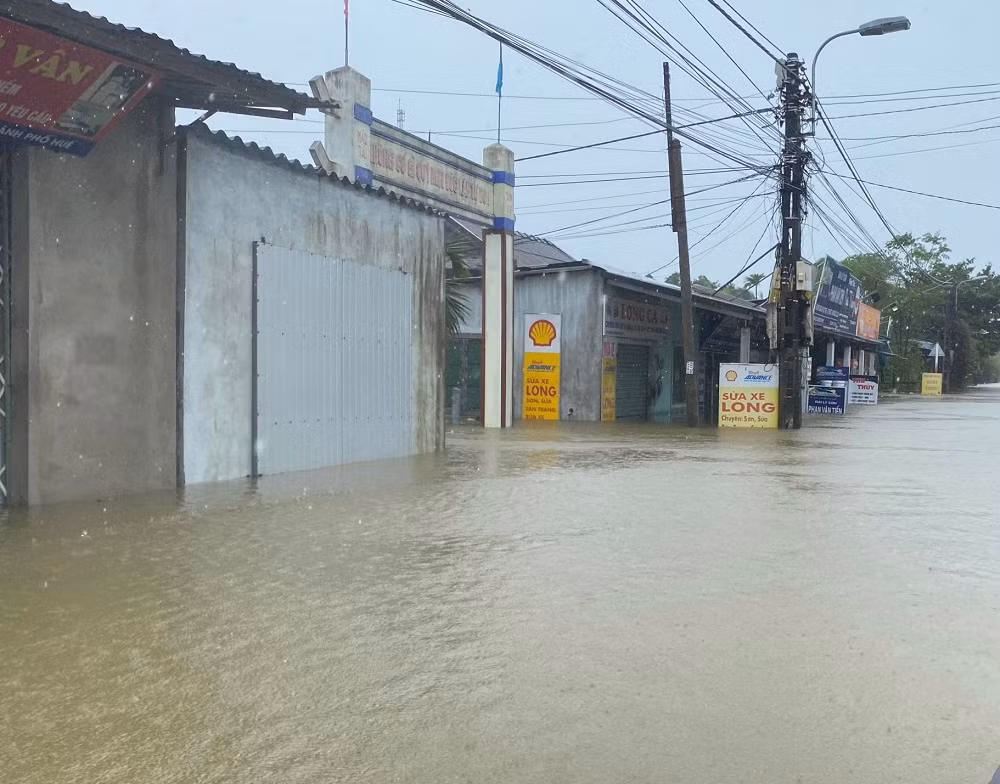 Thăm và tặng quà người dân vùng ngập lũ nặng -0