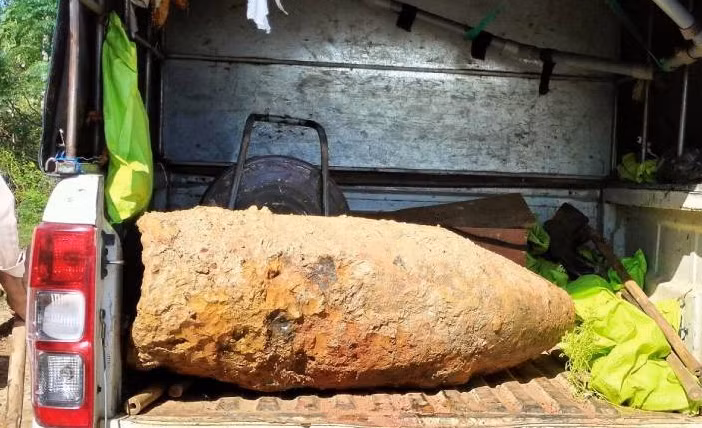 Phát hiện quả bom 340 kg khi đào móng tại một nhà dân -0
