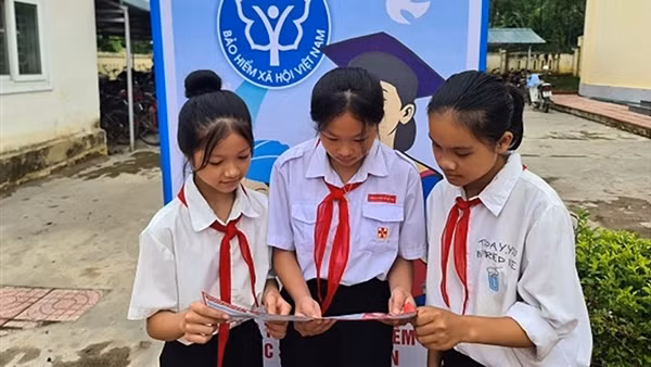 Xin thẻ BHYT tặng học sinh nghèo, thay vì hoa và bánh nhân Ngày Nhà giáo Việt Nam