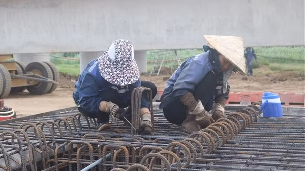 Người làm thuê công trình đường cao tốc bị nhà thầu phụ nợ tiền công