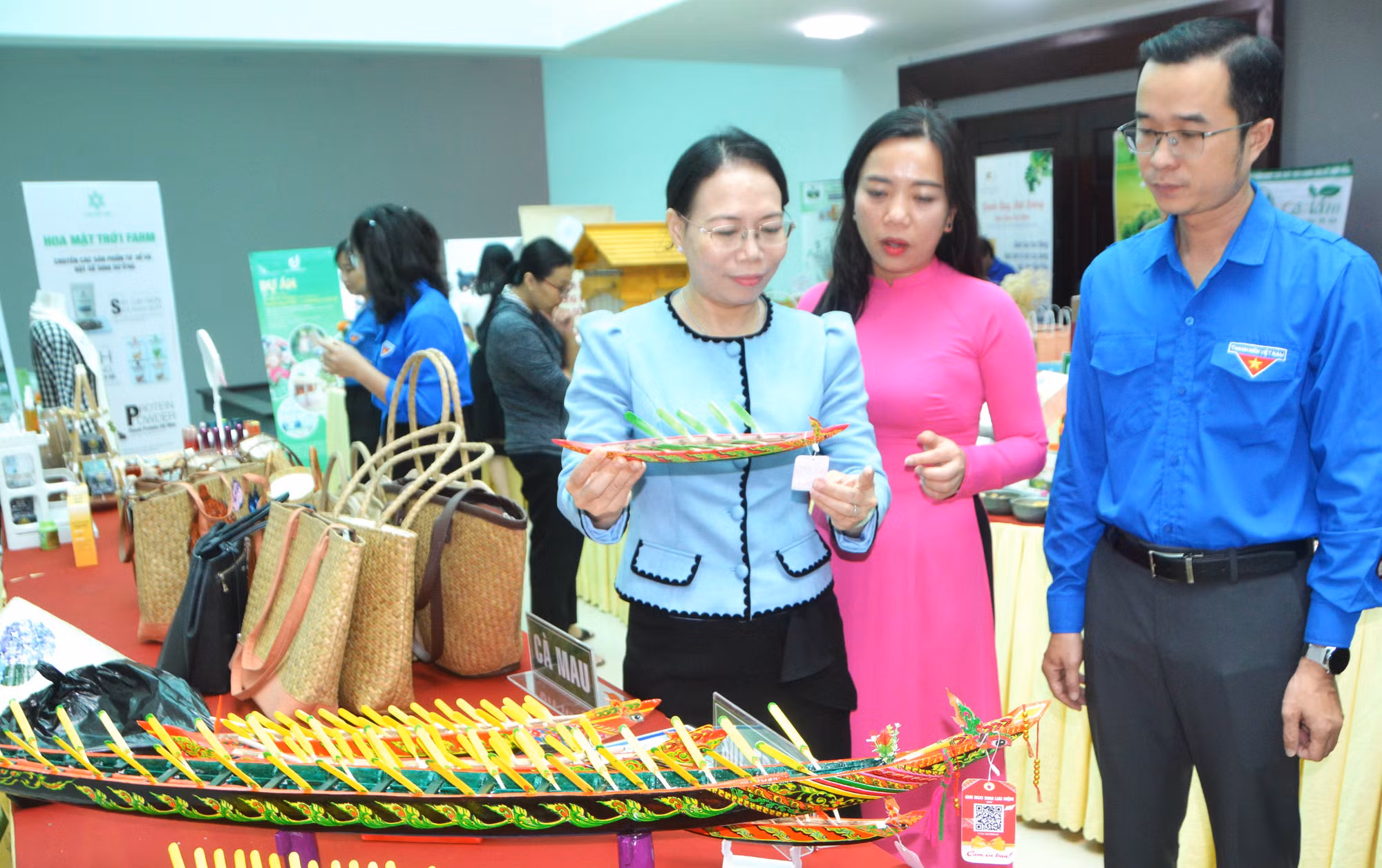 Người thổi hồn vào mô hình ghe Ngo mi ni -0