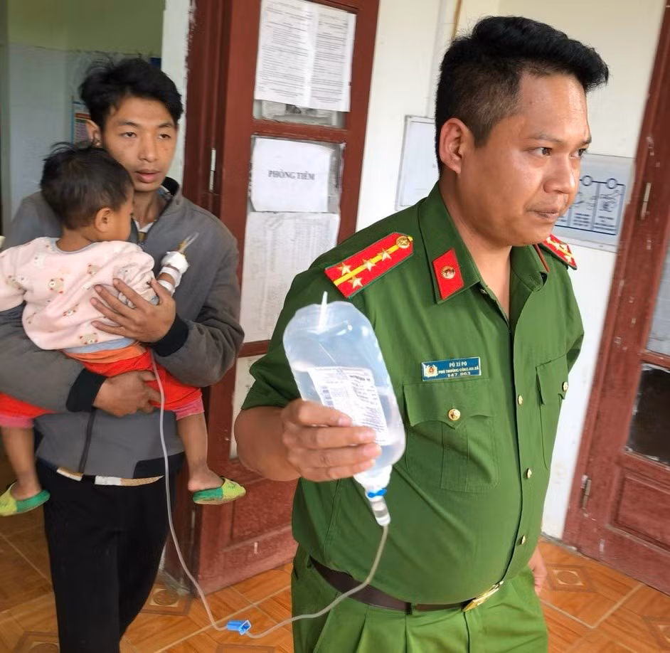 Công an xã Tá Bạ kịp thời đưa cháu bé 2 tuổi bị ngộ độc thuốc sâu đi cấp cứu -1