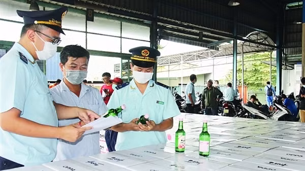 Cưỡng chế dừng thủ tục hải quan đối với công ty nợ thuế gần 17 tỷ đồng