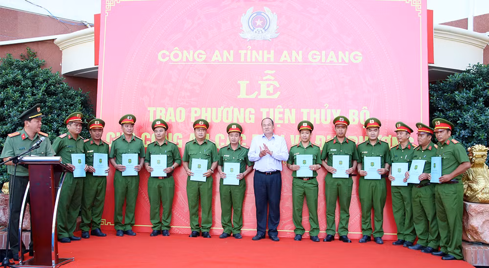 Công an tỉnh An Giang trao phương tiện cho Công an các đơn vị, địa phương -0