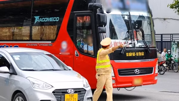 Hà Nội: trong 5 ngày phát hiện gần 200 xe hợp đồng nhiều lần vi phạm tốc độ