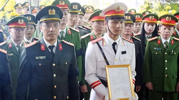 Trao quyết định truy thăng cấp bậc hàm Đại úy đối với đồng chí Trần Trung Hiếu
