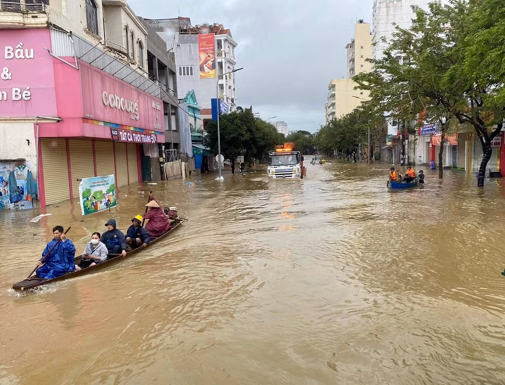 Công an xã dầm mình trong mưa lũ cứu nhiều người dân thoát nạn -0