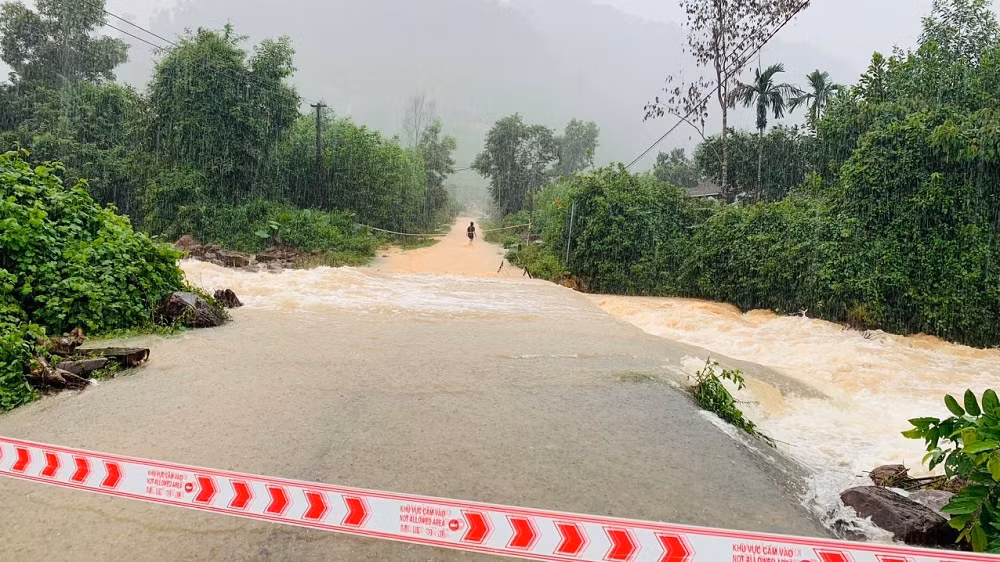 Mưa lớn trên 300mm, huyện miền núi ngập lũ, học sinh toàn huyện được nghỉ học -0