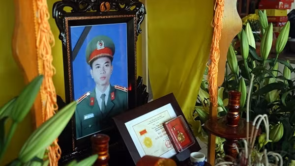 Truy tặng huy hiệu "Tuổi trẻ dũng cảm" cho Đại úy Trần Trung Hiếu