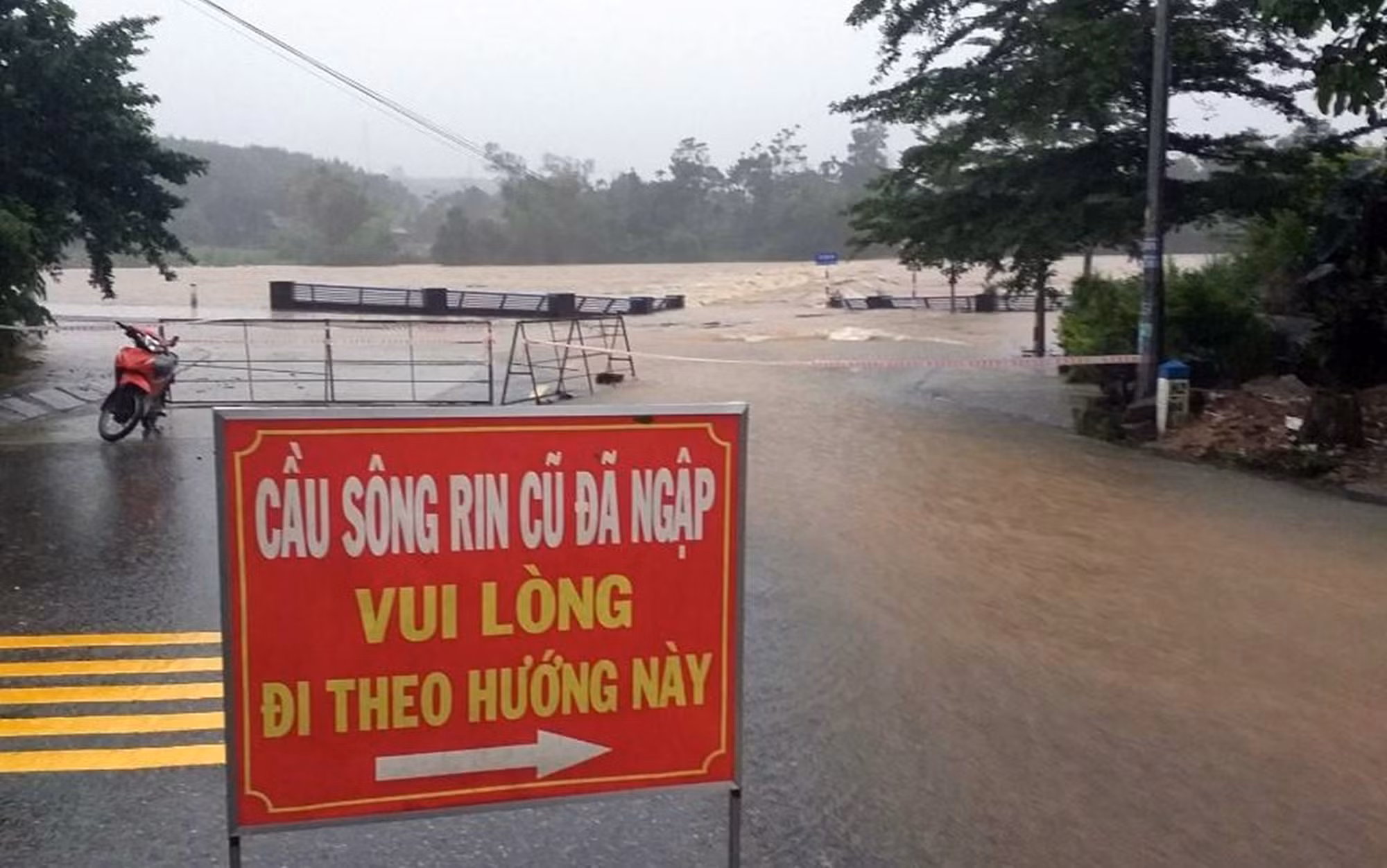 Hàng trăm người đội mưa “vá” sạt lở bờ sông Vu Gia -0