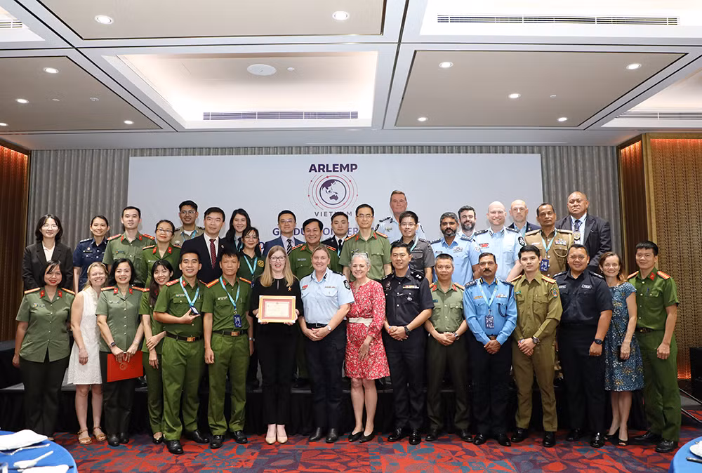 Trao Kỷ niệm chương “Bảo vệ an ninh Tổ quốc” tặng hai cá nhân -0
