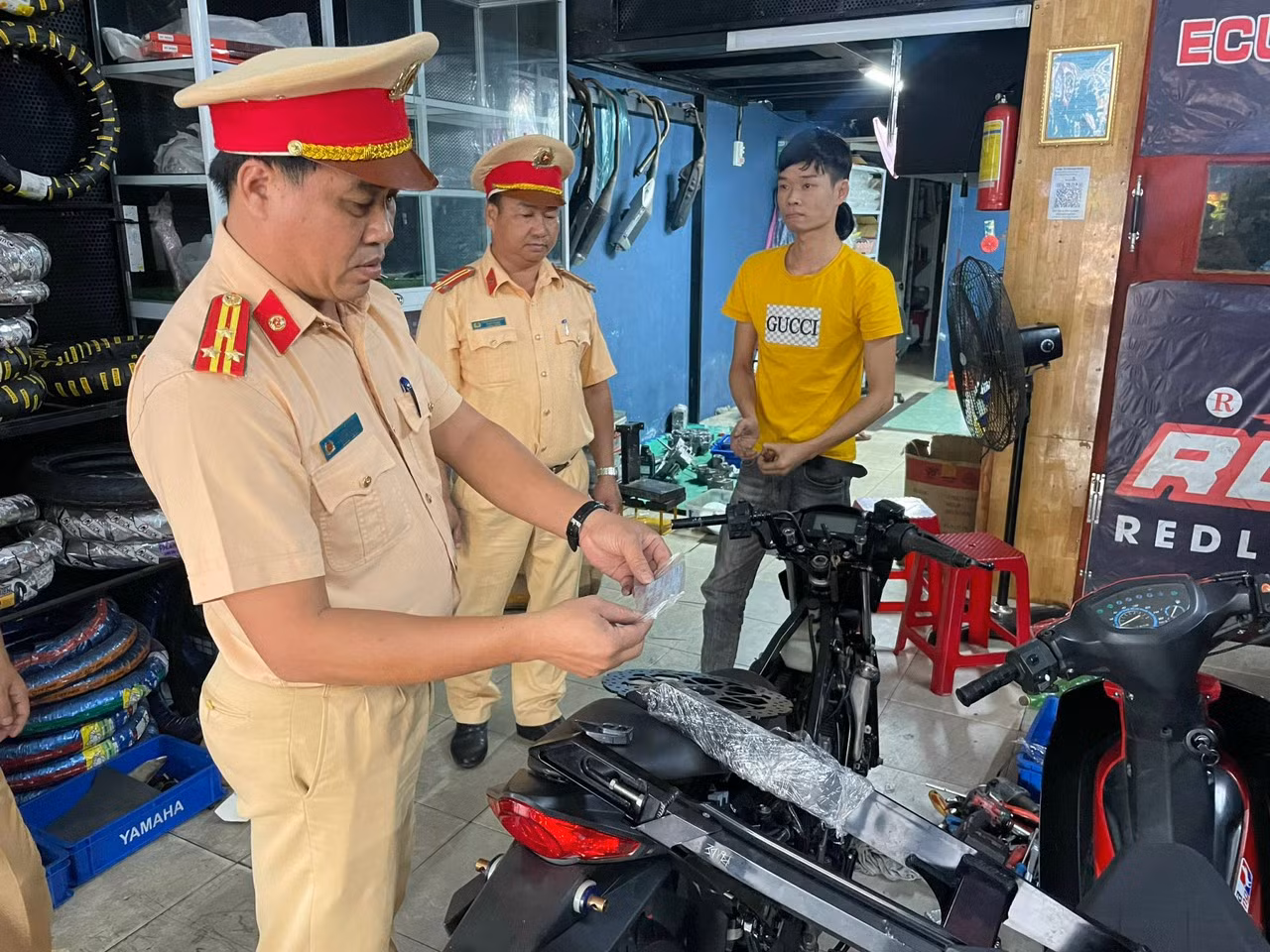 Cảnh sát giao thông bất ngờ đột kích 