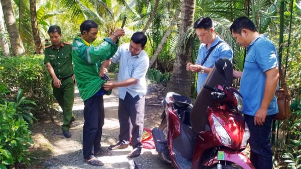 Mang theo “kho vũ khí” để đi đòi nợ