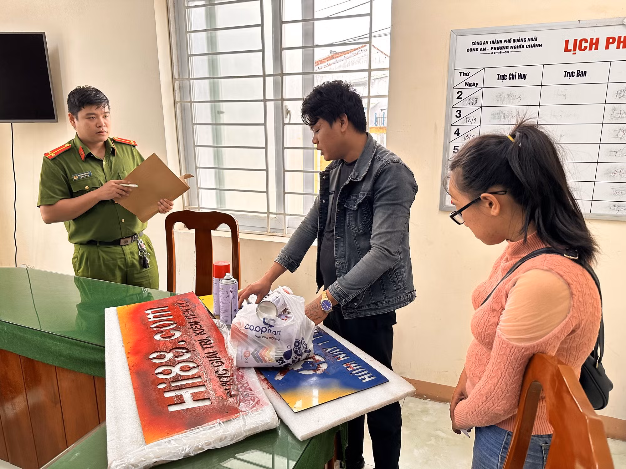 Quảng Ngãi: Truy xét đường dây sơn trang web đánh bạc lên ghế từ Campuchia -0