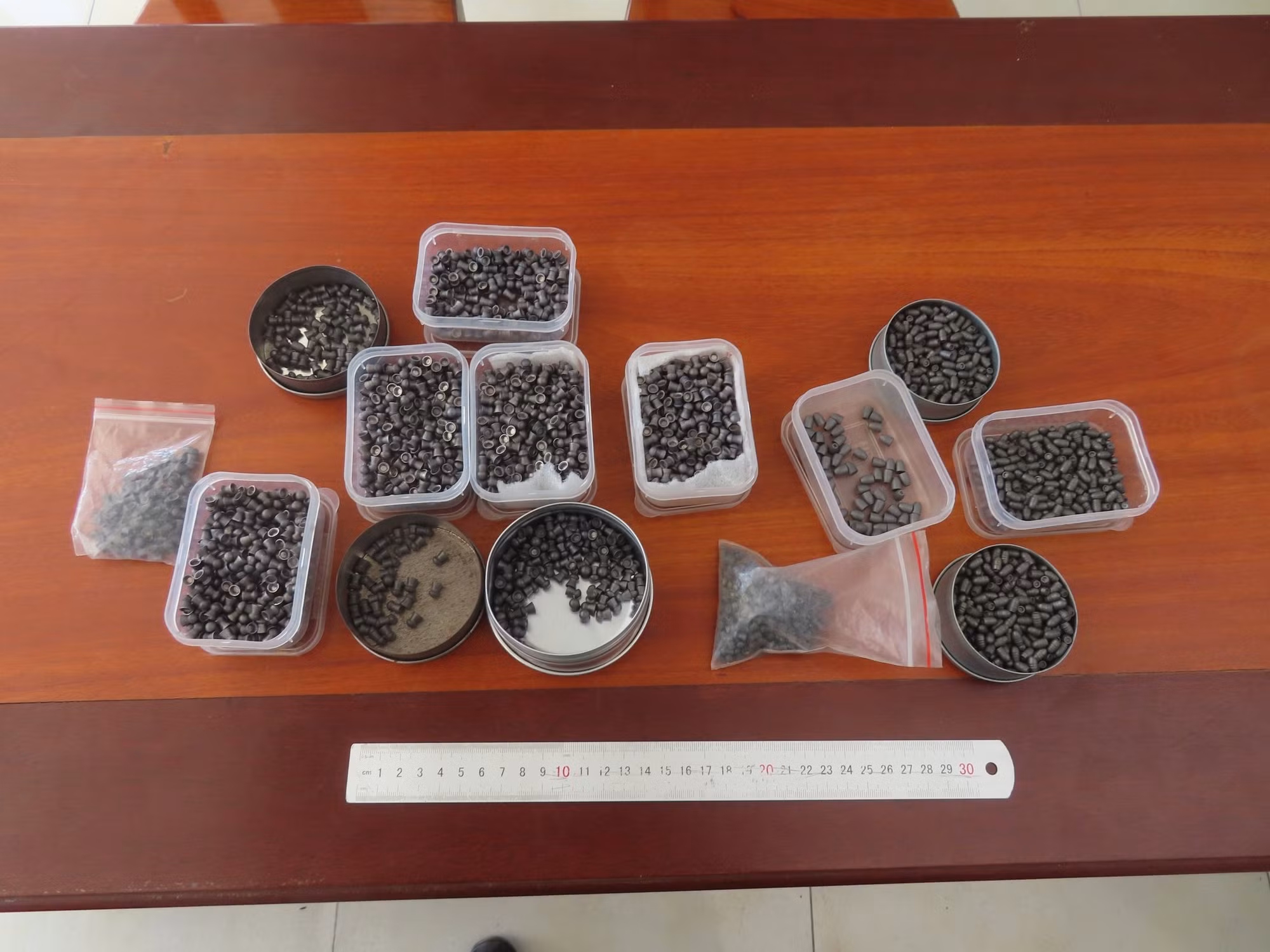 Truy tố 5 đối tượng chế tạo, tàng trữ, mua bán trái phép vũ khí quân dụng -1