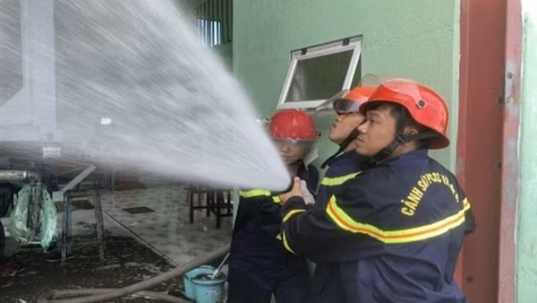 Chiến sĩ Cảnh sát PCCC vì nhân dân phục vụ