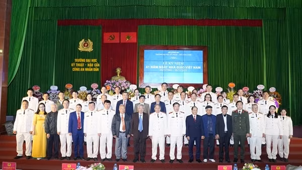 Trường Đại học Kỹ thuật - Hậu cần CAND kỷ niệm Ngày Nhà giáo Việt Nam