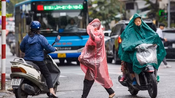 Người Hà Nội co ro trong mưa rét đầu mùa