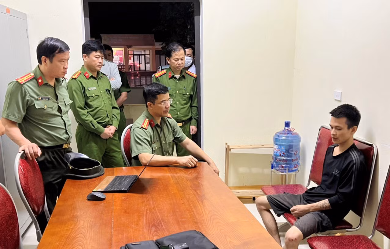 Giám đốc Công an tỉnh Hà Tĩnh thăm, động viên cán bộ Công an xã bị thương khi làm nhiệm vụ -0