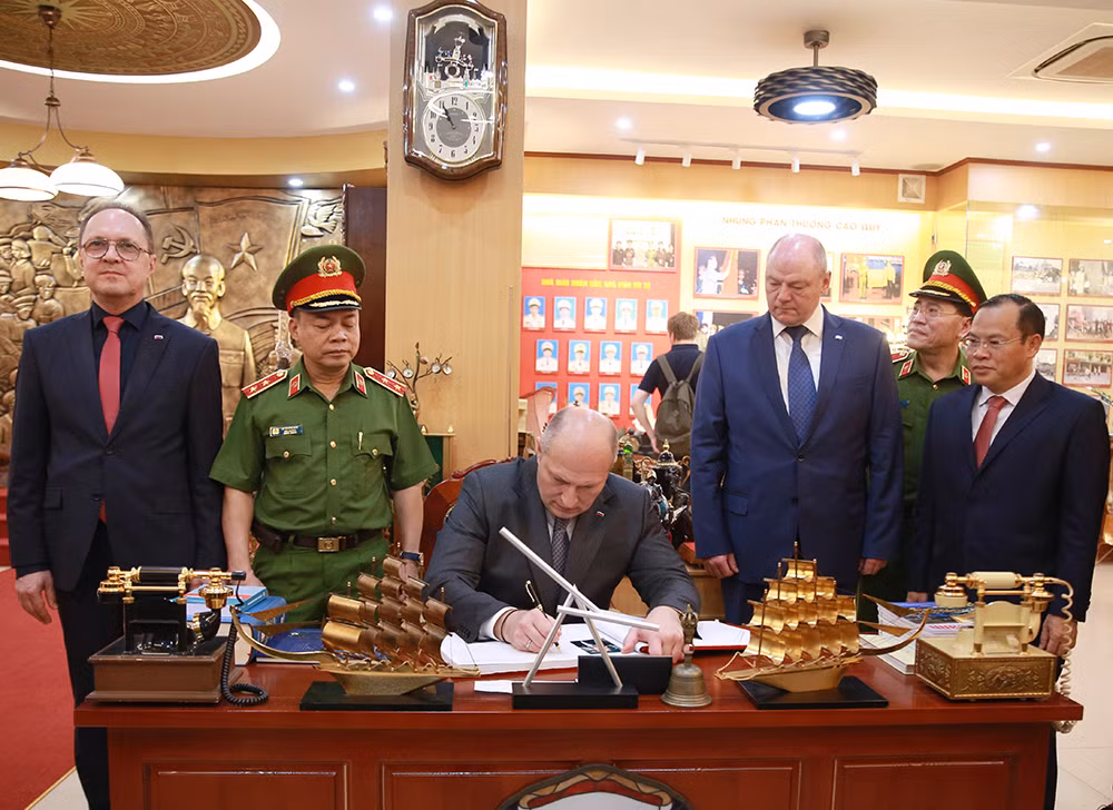 Tăng cường và mở rộng quan hệ đoàn kết, hữu nghị truyền thống Việt Nam – Liên bang Nga -0