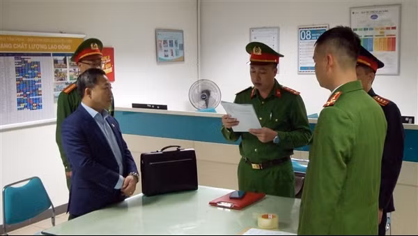 Video: Công an đọc lệnh bắt ông Lưu Bình Nhưỡng