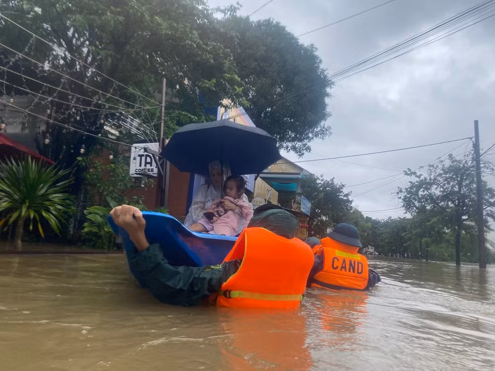 Công an sơ tán nhiều phụ nữ mang thai ra khỏi vùng lũ; phát hiện 1 thi thể ở bờ biển -0