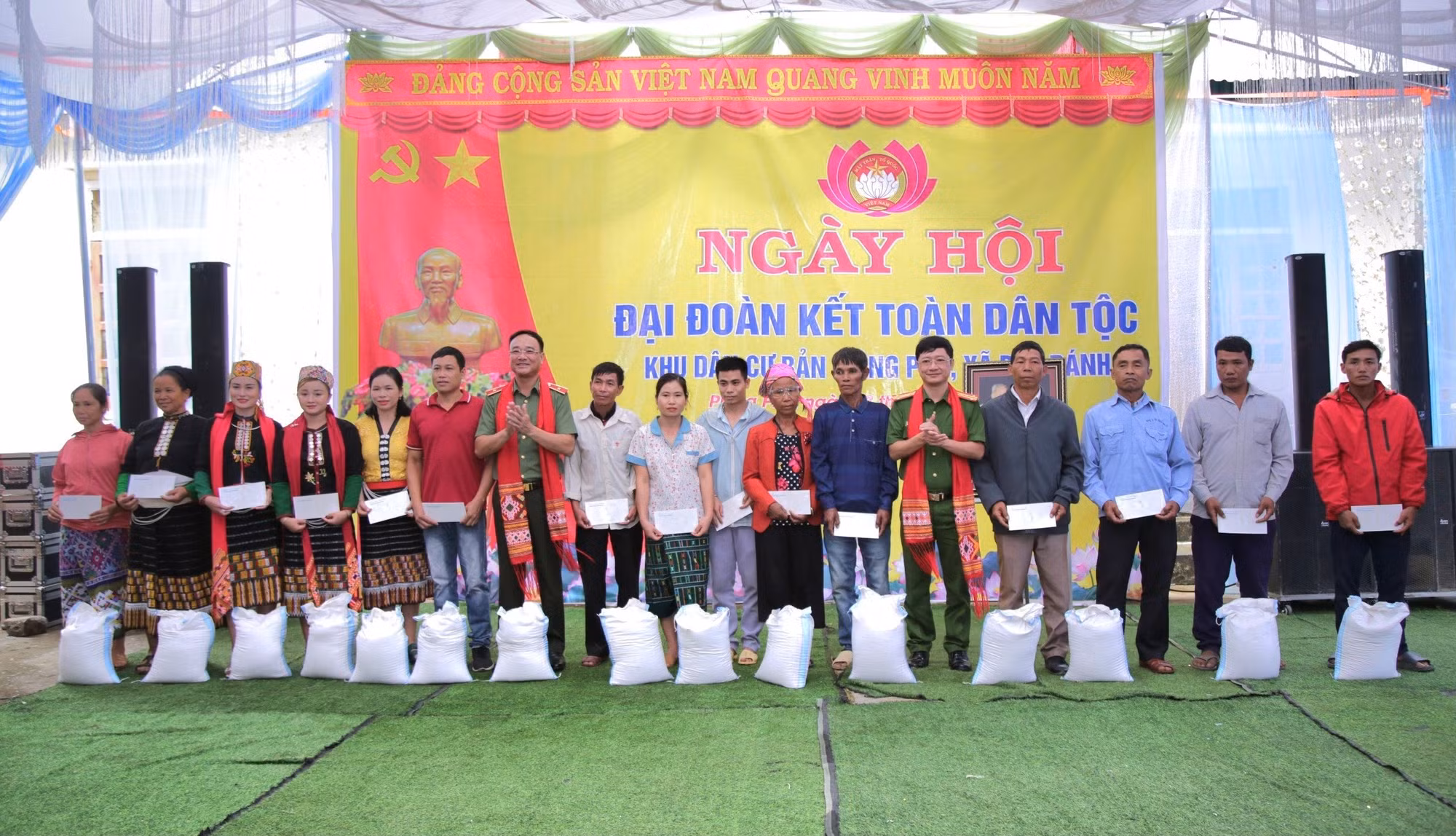&nbsp;Nhiều suất quà được trao tặng người nghèo trong ngày hội đại đoàn kết toàn dân tộc -0