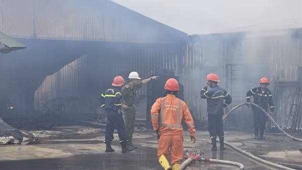 Cháy lớn, khói đen bao phủ hàng nghìn mét vuông tại trang trại nấm