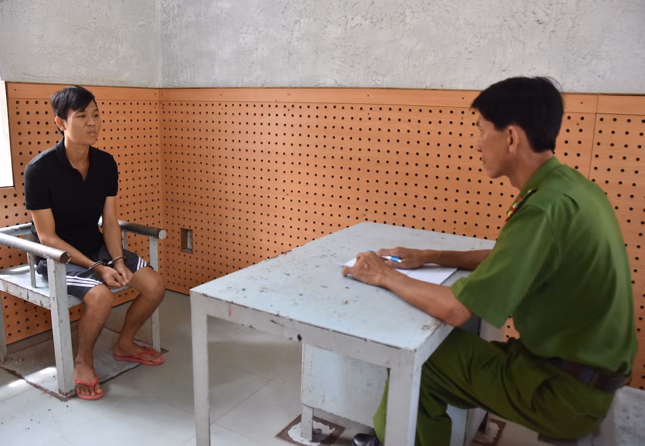 2. công an huyện cái bè làm việc đối tượng huỳnh văn nam. ảnh trọng tín.jpeg -0