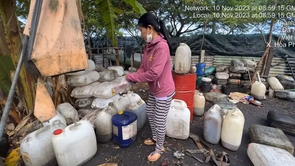 Đột nhập bãi tập kết, sang chiết dầu nhớt "chui" giữa khu dân cư